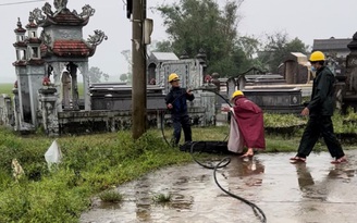 PC Quảng Trị kịp thời hỗ trợ nguồn điện bơm tiêu úng cho nhân dân vùng lũ