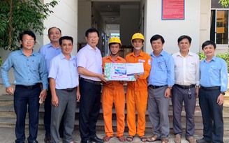PC Quảng Nam thăm hỏi và tặng quà cho cán bộ - công nhân viên