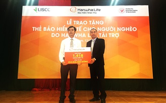 Hanwha Life Việt Nam tặng 1.418 thẻ bảo hiểm y tế cho người nghèo tại Kon Tum