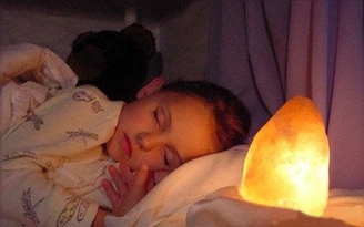 Phòng ngừa bệnh hô hấp trong mùa đông bằng đèn đá muối khi ngủ