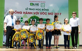 Công ty CP Long Hậu trao hơn 300 suất học bổng cho học sinh nghèo Long An