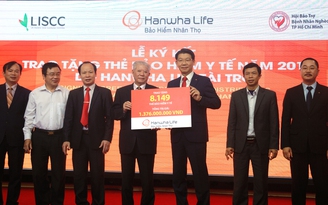 Hanwha Life Việt Nam tặng 8.149 thẻ bảo hiểm y tế cho người nghèo