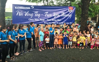 Eximbank mang yêu thương đến các em nhỏ mồ côi Chùa Diệu Pháp