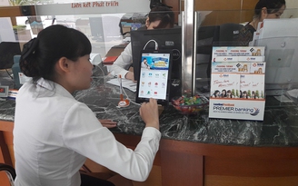 LienVietPostBank tiên phong dùng máy tính bảng giới thiệu sản phẩm tới khách hàng