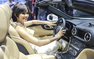 Mercedes-Benz Việt Nam đưa xe sang rước Hoa hậu Hoàn vũ đến triển lãm