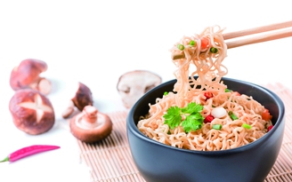 Mì ăn liền có phải là 'thủ phạm' gây nóng trong người ?