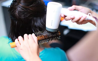 Bật mí cách chăm sóc tóc uốn xoăn ngay tại nhà đẹp như đến salon