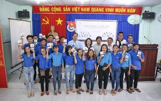 ‘Tủ sách Nền tảng đổi đời’ tới đảo xa xôi Hòn Sơn