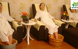 Kết hợp massage chân cùng ghế foot massage - chậu ngâm chân thảo dược Mai Hân Group