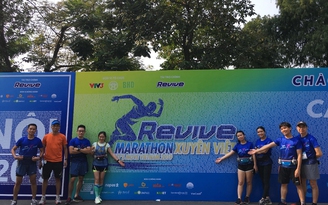 Gần 5.000 người chạy trong mùa thu Hà Nội ở giải Revive Marathon xuyên Việt