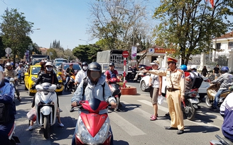 Cảnh sát giao thông góp sức cho kỳ festival hoa thành công