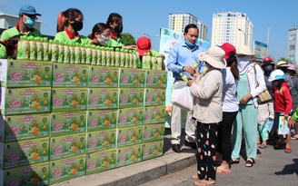 Công ty Thiên Triều An: Tặng nước uống hỗ trợ tăng cường miễn dịch cho người dân