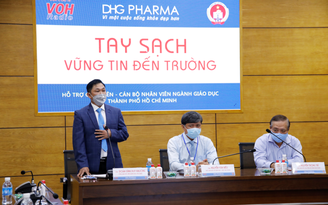 TP.HCM: Giáo viên tiểu học được DHG Pharma tài trợ gel rửa tay phòng dịch