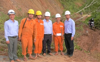 Vượt rừng, sớm khôi phục cấp điện cho vùng cao Tây Giang sau bão số 5