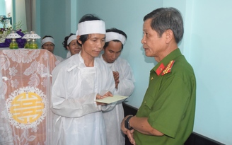 Công an tỉnh Thừa Thiên - Huế thăm gia đình có 3 người thiệt mạng trong đám cháy