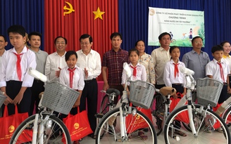 Nguyên Chủ tịch nước Trương Tấn Sang trao tặng xe đạp cho học sinh
