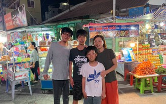 Gia đình du khách Nhật được tận hưởng chợ đêm Phú Quốc dẫu 'trắng tay'
