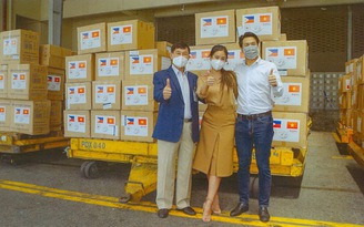 'Vua hàng hiệu' Johnathan Hạnh Nguyễn thuê máy bay chở khẩu trang, đồ bảo hộ y tế tặng Philippines
