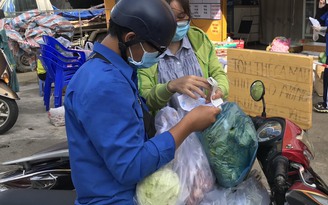 Đi chợ giúp dân, lập quỹ hỗ trợ F0 ở Sài Gòn