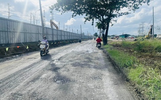 Đường Phạm Hữu Lầu bị 'cày nát' vì thi công dự án GS Metrocity Nhà Bè