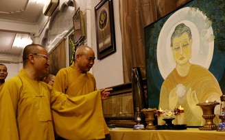 Những hình ảnh về Đức Phật và hoa sen: Từ đạo vào đời