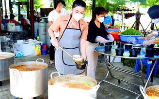 Quỹ từ thiện Kim Oanh nấu gần 11.000 suất ăn hỗ trợ lực lượng tuyến đầu