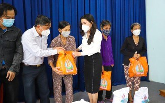 Quỹ từ thiện Kim Oanh trao 11.000 túi an sinh cho người dân vùng dịch