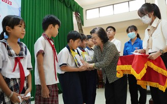 Trao 320 suất học bổng cho học sinh tỉnh Bến Tre và Tiền Giang