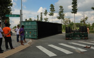 Hai container tông nhau, xe lật úp, xe văng thùng