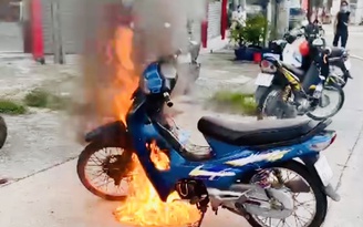 Bình Dương: Nam thanh niên đốt xe máy khi bị lập biên bản vi phạm giãn cách