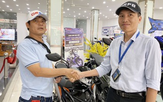 Chỉ sau 1 ngày bị 'đòi lại' xe máy, 'hiệp sĩ' Nguyễn Thanh Hải được tặng xe máy mới