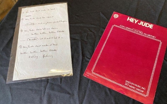 Bản viết tay lời ca khúc 'Hey Jude' của The Beatles được bán giá 910.000 USD
