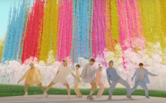 BTS bán đấu giá bộ trang phục khi trình diễn ca khúc 'Dynamite' làm từ thiện