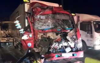 Tiền Giang: Tai nạn liên hoàn trên QL1A giữa xe khách và 3 xe tải, nhiều người thoát chết