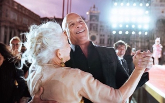 Helen Mirren nhảy trong mưa cùng Vin Diesel trước thềm LHP Venice