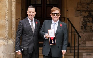 Danh ca Elton John nhận Huân chương Danh dự của Hoàng gia Anh từ Thái tử Charles