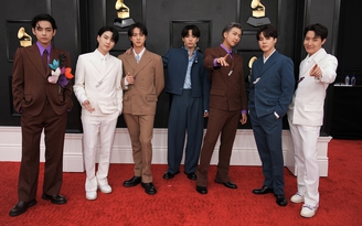 Billie Eilish, Olivia Rodrigo, BTS và hàng loạt sao xuất hiện trên thảm đỏ Grammy 2022