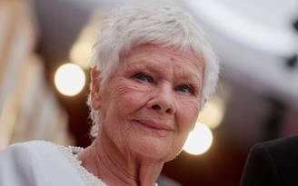 Judi Dench nói bộ phim 'The Crown' của Netflix sử dụng 'chủ nghĩa giật gân thô thiển'