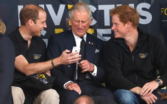 Vua Charles cầu xin William và Harry đừng khiến 'những năm cuối đời của ông trở nên khốn khổ'