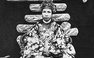 'Vầng hào quang' quanh vua Đồng Khánh để làm phai mờ hình ảnh vua Hàm Nghi