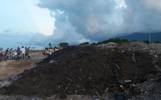 Chính quyền cho đổ hàng chục tấn rác thải Formosa gần khu dân cư