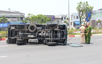 Xe tải mất lái, phơi bụng giữa đường