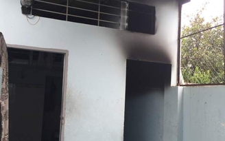 Dắt xe máy ngã vào bếp gas đang nấu, gây cháy phòng trọ