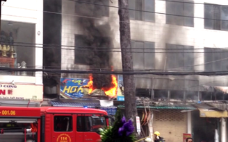 Cháy tiệm sơn xe máy ở Sài Gòn, nhiều người tháo chạy