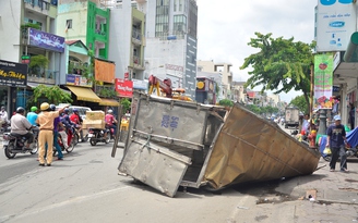 TP.HCM: Xe tải lật trên cầu Nguyễn Văn Cừ, giao thông ùn ứ