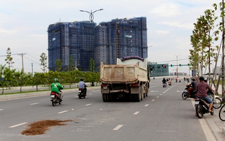 Xe máy va chạm xe ben, 1 người chết