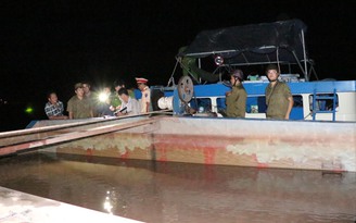 Sà lan 600 tấn hút cát lậu ở Vĩnh Long