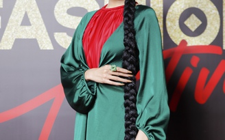 Trương Thị May tết tóc dài chấm đất, đội mấn hóa thân thành nàng đào phố thị trên thảm đỏ Vietnam International Fashion Festival 2020