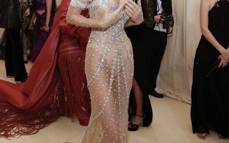 Sững sờ ngắm “thần vệ nữ” Kendall Jenner diện váy trong suốt tại Met Gala 2021