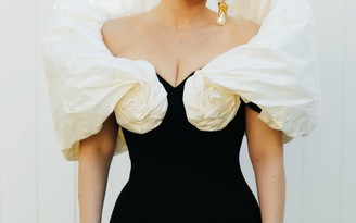 Adele quyến rũ trong váy đầm hình đám mây trường phái siêu thực của Schiaparelli
